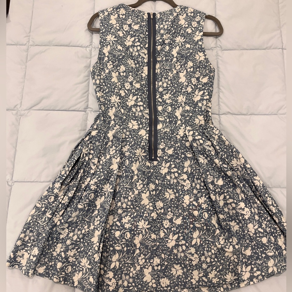 Charming Summer Dress!  GAP (EUC, Sz 4) Blue & White, Pleated, Sleeveless Cotton - Picture 2 of 9